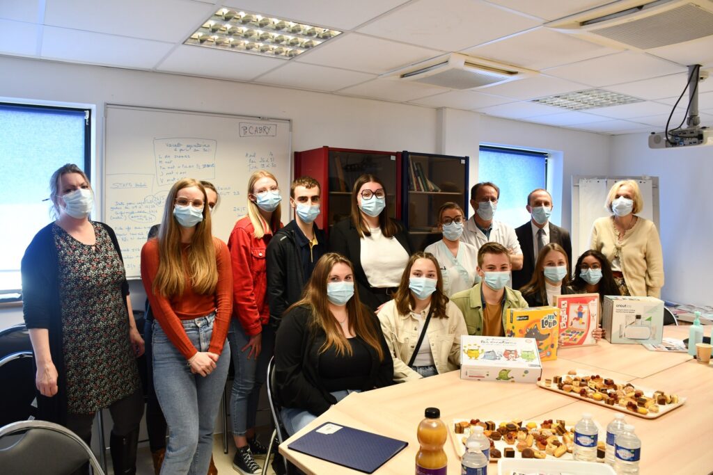 Remise d'un équipement collecté par le lycée SaintAntoine Sainte